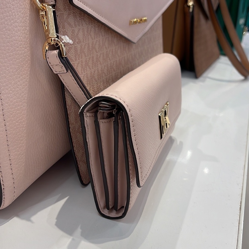 Michael Kors Mimi Large Saffiano Leather Bi-Fold Continental Wallet
Pawder Blush - Picture 12 of 16